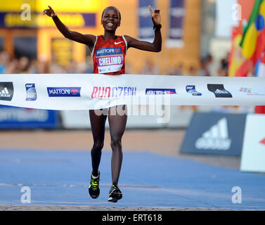 Ceske Budejovice, République tchèque. 6 juin, 2015. Kenian runner Rose Chelimo a remporté Ceske Budejovice Mattoni Femmes Semi-marathon 2015 à Ceske Budejovice, République tchèque, le samedi 6 juin 2015. © Vaclav Pancer/CTK Photo/Alamy Live News Banque D'Images