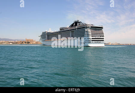 MSC Croisières navire de croisière MSC PREZIOSA" (333,3 m ) - arrivée au début de l'après-midi à Port - passé Palma célèbre Cathédrale Gothique Banque D'Images