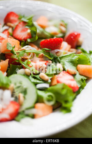 Salade d'été avec des fraises et de cantaloup Banque D'Images