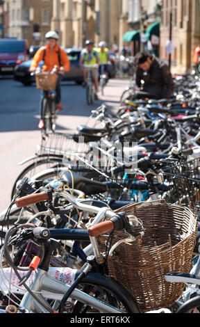 Les cyclistes du vélo dans street, Cambridge, Angleterre Banque D'Images