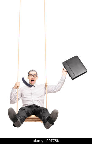 Shot vertical d'un heureux couple d'un porte-documents et de se balancer sur une balançoire isolé sur fond blanc Banque D'Images