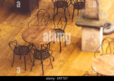 Café de la rue vide de chaises et tables rondes sur la terrasse après la soudaine Pluie d'été Banque D'Images