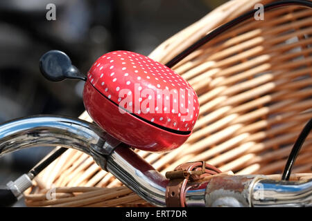 Red bell sur cycle guidon, Cambridge, Angleterre Banque D'Images