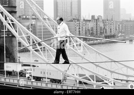 Karl Wallenda, funambule, croix 100ft au-dessus du sol, près de Tower Bridge, Londres, lundi 22 novembre 1976. Banque D'Images