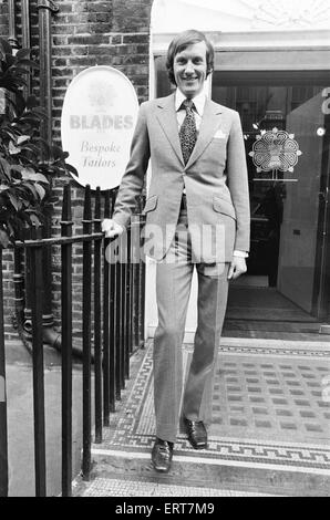 Lycett Rupert Green vu ici la modélisation de la dernière collection à lames, tailleurs de Savile Row, LondonRupert Lycett Green vu ici la modélisation de la dernière collection à lames, tailleurs de Savile Row, Londres 17 Avril 1969 Banque D'Images