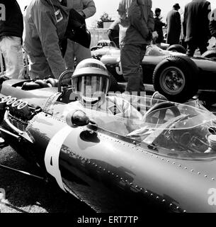 Goodwood Course internationale Réunion, le lundi de Pâques. Un conducteur dans la course principale, le Sunday Mirror Trophy, location de numéro 4. 19 avril 1965. Banque D'Images