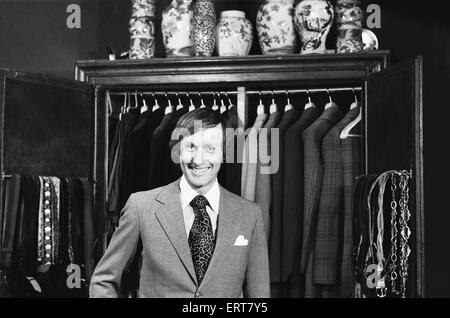 Lycett Rupert Green vu ici la modélisation de la dernière collection à lames, tailleurs de Savile Row, LondonRupert Lycett Green vu ici la modélisation de la dernière collection à lames, tailleurs de Savile Row, Londres 17 Avril 1969 Banque D'Images