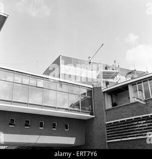 Karl Wallenda, funambule, au-dessus du centre de télévision de la BBC, White City, Londres, dimanche 16 avril 1972. Une démonstration de tournage de programme pour enfants Blue Peter. Banque D'Images