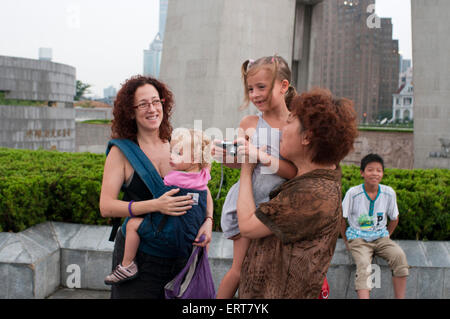 Voyage avec enfants, les touristes européens à Shanghai. L'horizon de Pudong, Shanghai, Chine. L'horizon de Pudong comme vu du Bund, wi Banque D'Images