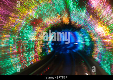 Blurred motion light trails dans un tunnel ferroviaire sous le fleuve Huangpu qui relie le Bund à Pudong, Shanghai, Chine, Asie. Le col Banque D'Images