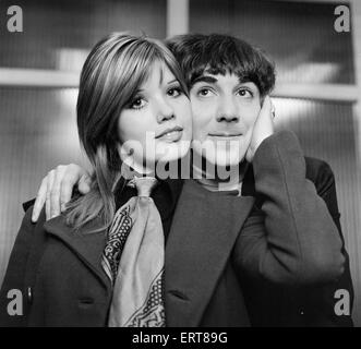 Keith Moon, le batteur du groupe de rock britannique The Who, photographiée avec sa femme Kim. Le 24 mars 1969. Banque D'Images