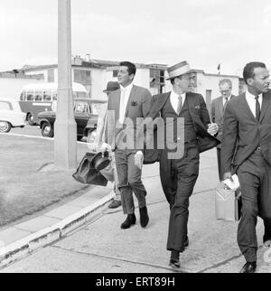 Frank Sinatra et Dean Martin, arrivent à l'aéroport Heathrow de Londres, de Los Angeles, 4 août 1961. Banque D'Images