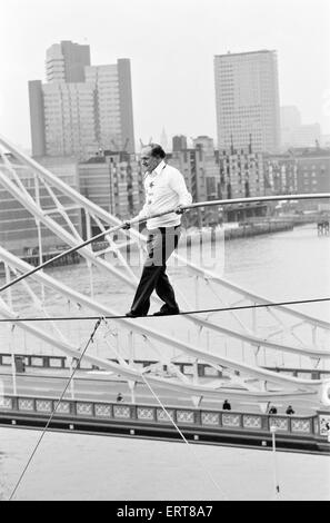 Karl Wallenda, funambule, croix 100ft au-dessus du sol, près de Tower Bridge, Londres, lundi 22 novembre 1976. Banque D'Images