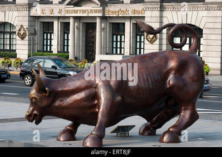 Bull Shanghai soeur de Wall Street et Bull. Sculpture en bronze de Bull sur le Bund à Shanghai en Chine. Statue de taureau de charge par Arturo Banque D'Images