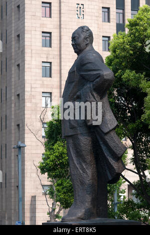 Le président Mao statue sur le Bund dans le centre de Shanghai, Chen Yi Statue. La Chine. La statue de Chen Yi le commandant militaire communiste et le maire de Shanghai (1949-1958) sur le Bund. Shanghai. Chine Banque D'Images