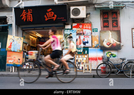 Les petites boutiques de la vieille ville, Shanghai, Chine. La vieille ville de Shanghai, Shànghăi Lăo Chéngxiāng aussi, autrefois connue comme la Chin Banque D'Images