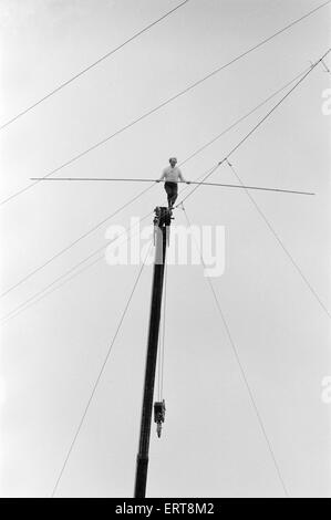 Karl Wallenda, funambule, passe au-dessus de la plus grande tente de cirque sur le fil, Mary Chipperfield's, en ce moment à Clapham Common, Londres, mercredi 13 novembre 1974. Karl a franchi le fil 300ft à une hauteur de 70 ft de mettre en lumière les 10 000 morts par jour en raison de la pénurie alimentaire mondiale, l'avenir de l'Organisation des Nations Unies pour l'alimentation tenue à Rome, Italie. Banque D'Images