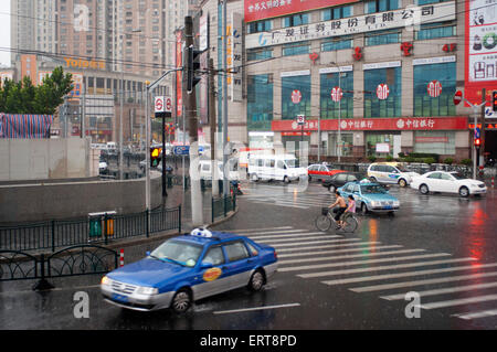 En taxi un jour de pluie à Shanghai, Chine. Volkswagen Santana taxi Shanghai fabriqué dans une joint-venture avec le constructeur automobile allemand. Sh Banque D'Images