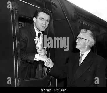 Champion des poids moyens de l'ABA Willie pile, de Leamington Boys Club, est souhaite bonne chance par son père avant de partir pour l'Angleterre à Leamington fort dans les internationaux tenus en Hongrie. 13 août 1964. Banque D'Images