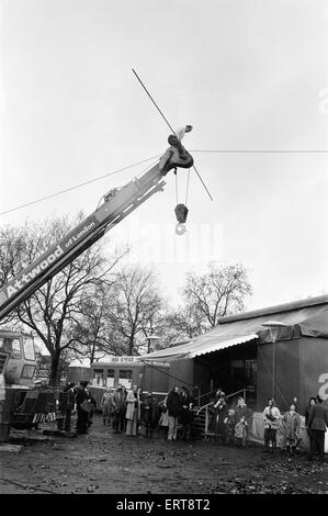 Karl Wallenda, funambule, passe au-dessus de la plus grande tente de cirque sur le fil, Mary Chipperfield's, en ce moment à Clapham Common, Londres, mercredi 13 novembre 1974. Karl a franchi le fil 300ft à une hauteur de 70 ft de mettre en lumière les 10 000 par jour Banque D'Images