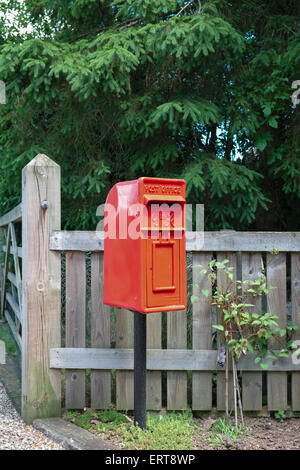 Old Red Postbox en usage comme Boîte postale privée Banque D'Images