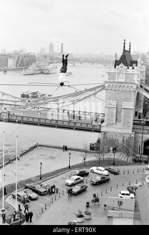 Karl Wallenda, funambule, croix 100ft au-dessus du sol, près de Tower Bridge, Londres, lundi 22 novembre 1976. Banque D'Images