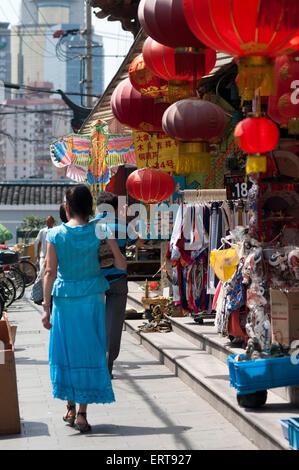 Shopping autour de petites boutiques de la vieille ville, Shanghai, Chine. La vieille ville de Shanghai, Shànghăi Lăo Chéngxiāng, aussi anciennement k Banque D'Images