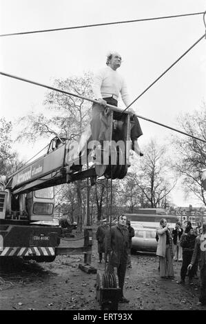 Karl Wallenda, funambule, passe au-dessus de la plus grande tente de cirque sur le fil, Mary Chipperfield's, en ce moment à Clapham Common, Londres, mercredi 13 novembre 1974. Karl a franchi le fil 300ft à une hauteur de 70 ft de mettre en lumière les 10 000 par jour Banque D'Images