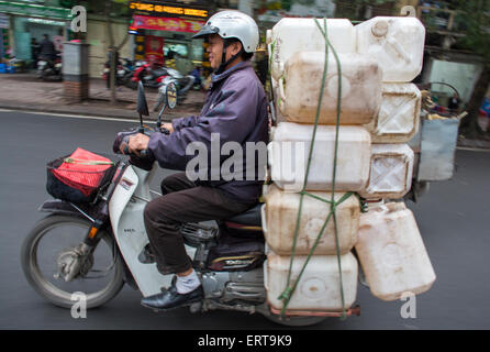 Les motos sont le principal moyen de transport au Vietnam. Banque D'Images