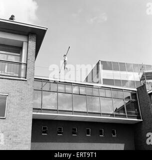 Karl Wallenda, funambule, au-dessus du centre de télévision de la BBC, White City, Londres, dimanche 16 avril 1972. Une démonstration de tournage de programme pour enfants Blue Peter. Banque D'Images