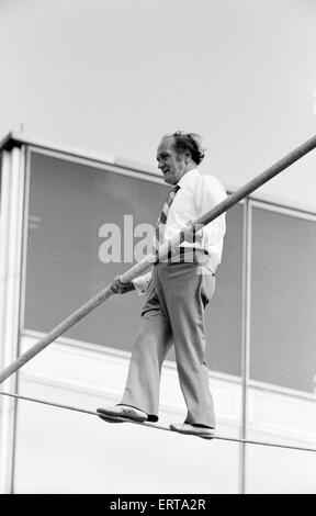 Karl Wallenda, funambule, au-dessus du centre de télévision de la BBC, White City, Londres, dimanche 16 avril 1972. Une démonstration de tournage de programme pour enfants Blue Peter. Banque D'Images
