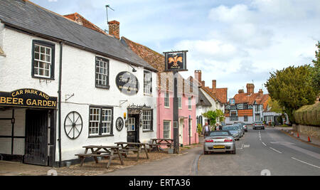 Le 16e siècle acier fond bleu 2 Lys Inn, situé le long de la High Street, Dorchester-on-Thames, Oxfordshire, Angleterre, Royaume-Uni. Banque D'Images