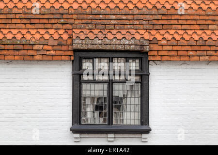 Détail de bardeaux tuile qui sont suspendus verticalement près sur un mur ou un toit pour imperméabiliser, Dorchester-on-Thames, Angleterre, RU Banque D'Images