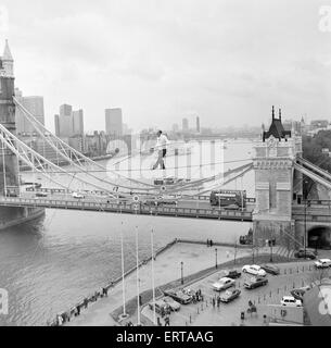 Karl Wallenda, funambule, croix 100ft au-dessus du sol, près de Tower Bridge, Londres, lundi 22 novembre 1976. Banque D'Images