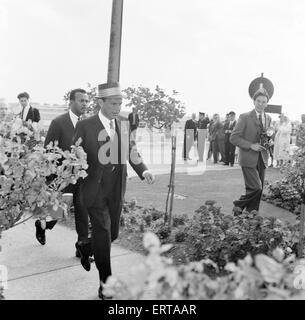 Frank Sinatra, arrive à l'aéroport Heathrow de Londres, de Los Angeles, 4 août 1961. Banque D'Images