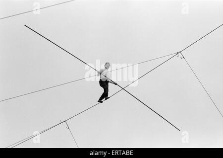 Karl Wallenda, funambule, passe au-dessus de la plus grande tente de cirque sur le fil, Mary Chipperfield's, en ce moment à Clapham Common, Londres, mercredi 13 novembre 1974. Karl a franchi le fil 300ft à une hauteur de 70 ft de mettre en lumière les 10 000 morts par jour en raison de la pénurie alimentaire mondiale, l'avenir de l'Organisation des Nations Unies pour l'alimentation tenue à Rome, Italie. Banque D'Images