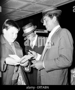 Frank Sinatra et Dean Martin, arrivent à l'aéroport Heathrow de Londres, de Los Angeles, 4 août 1961. Banque D'Images