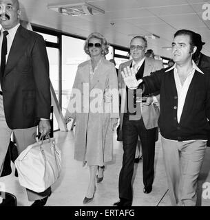 Frank Sinatra et sa femme Barbara, de l'aéroport Heathrow de Londres, dimanche 17 septembre 1978. Banque D'Images