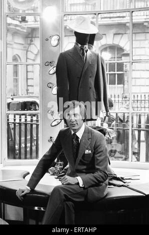 Lycett Rupert Green vu ici la modélisation de la dernière collection à lames, tailleurs de Savile Row, LondonRupert Lycett Green vu ici la modélisation de la dernière collection à lames, tailleurs de Savile Row, Londres 17 Avril 1969 Banque D'Images