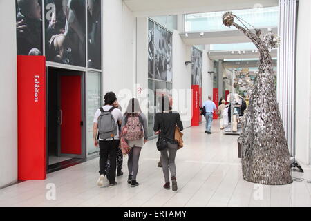 Les visiteurs à Sheffield's Millennium Gallery, une galerie d'art et musée, Sheffield, South Yorkshire, Angleterre, Royaume-Uni Banque D'Images