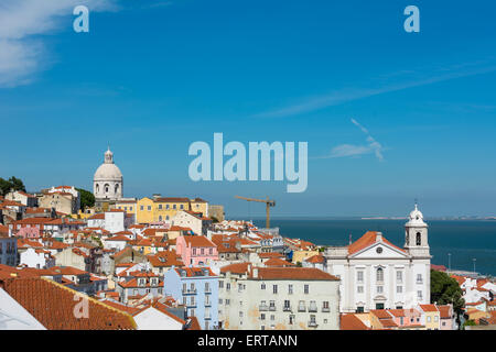 Toits de Lisbonne avec Panthéon National et l'église St Stephen (Igreja de Santo Estevao)dominant. Banque D'Images