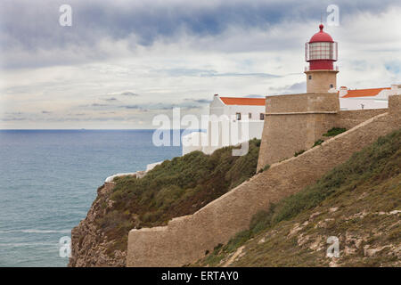 Phare dans la mer, Algarve, Portugal Banque D'Images