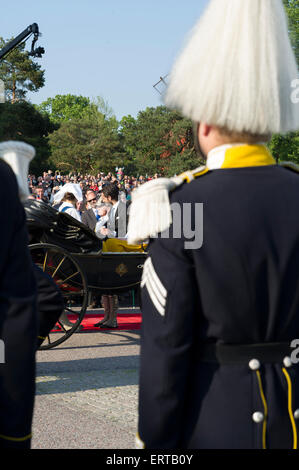 Stockholm, Suède, le 6 juin, 2015. La Journée nationale de la Suède. La famille royale arrive à Skansen, Solliden. Banque D'Images