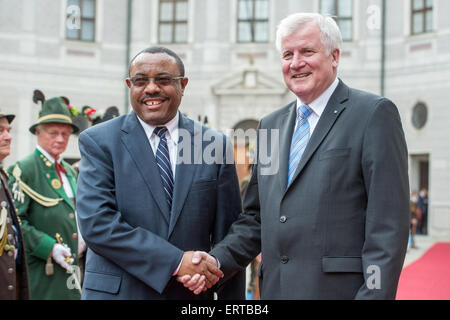 Munich, Allemagne. 07Th Juin, 2015. Le Premier Ministre éthiopien Hailemariam Desalegn, serre la main du premier ministre bavarois Horst Seehofer (CSU) à Munich, Allemagne, 07 juin 2015. Seehofer avait invité plusieurs chefs d'Etats et de gouvernements de pays africains, le soi-disant membres d'approche, pour une réception et un dîner à Munich dans le cadre du Sommet du G7 qui a eu lieu simultanément à l'Allgaeu Elmau Castle. Photo : ARMIN WEIGEL/dpa/Alamy Live News Banque D'Images