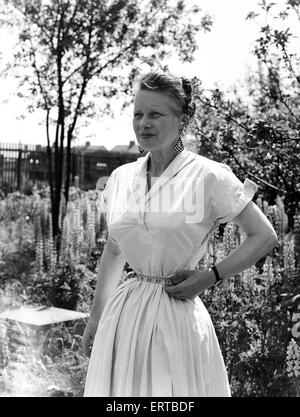 Ethel Granger montre son tour de taille de 14 pouces, le plus petit du monde, dans sa ville natale de Peterborough. 14 juin 1957. Banque D'Images