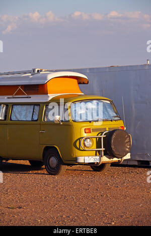 Le camping-car Volkswagen dans l'outback australien. Flinders Ranges, l'Australie du Sud. Banque D'Images