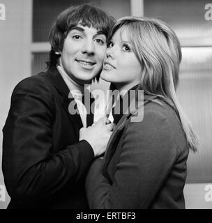 Keith Moon, le batteur du groupe de rock britannique The Who, photographiée avec sa femme Kim. Le 24 mars 1969. Banque D'Images