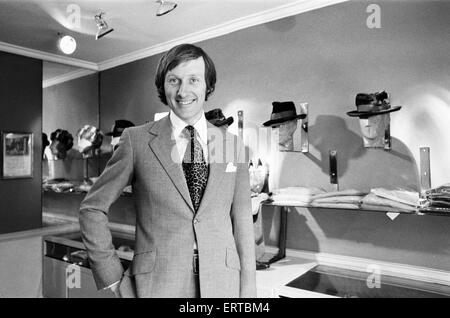 Lycett Rupert Green vu ici la modélisation de la dernière collection à lames, tailleurs de Savile Row, LondonRupert Lycett Green vu ici la modélisation de la dernière collection à lames, tailleurs de Savile Row, Londres 17 Avril 1969 Banque D'Images