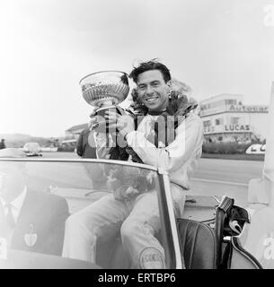 Goodwood Course internationale Réunion, le lundi de Pâques. Jim Clark avec le Sunday Mirror Trophy. 19 avril 1965. Banque D'Images