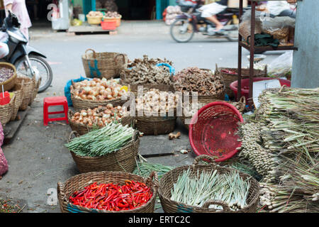 Marché de rue asiatique rouge panier chilly pepper verts Banque D'Images